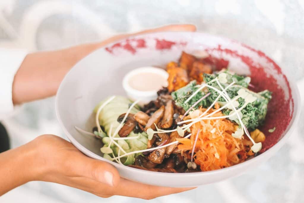 A vibrant bowl of food rich in colors and textures, promoting gut health. The bowl features an assortment of colorful vegetables, fruits, and nutrient-packed ingredients, reflecting a delicious and nourishing choice for digestive well-being.